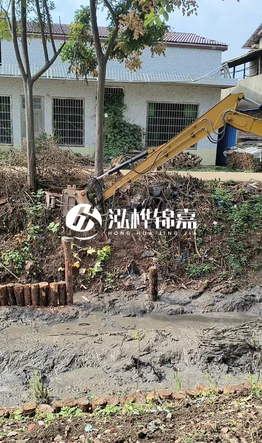 三明挖機(jī)打木樁專業(yè)施工-河道邊打木樁如何防止木樁傾斜？