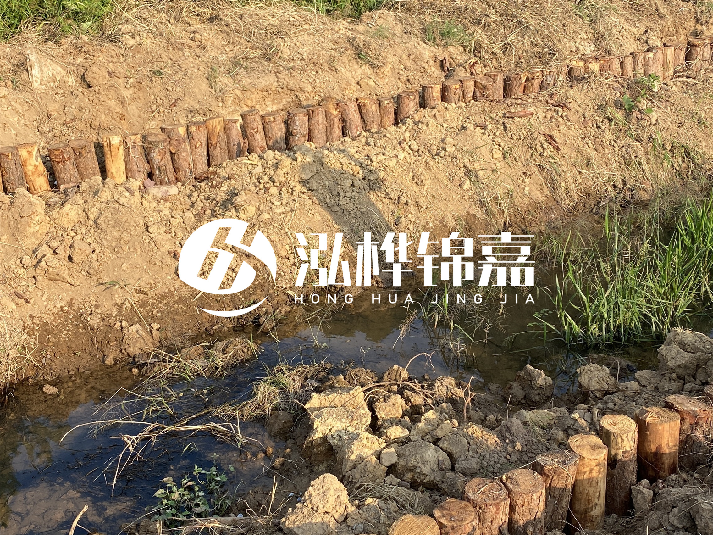 防汛木樁價格中的施工費如何計算？水下打樁和陸地打樁費用差異？